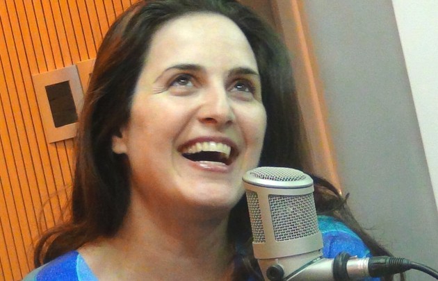 Julieta Díaz, a cara lavada, sonriente y alegre en Cadena 3.