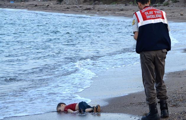 Un oficial de policía de Turquía, paralizado ante el cuerpo de Aylan.