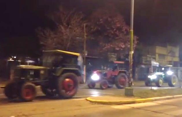 La sorpresiva caravana irrumpió de madrugada en el centro tucumano.