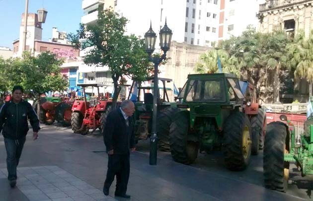 La sorpresiva caravana copó en el centro tucumano.