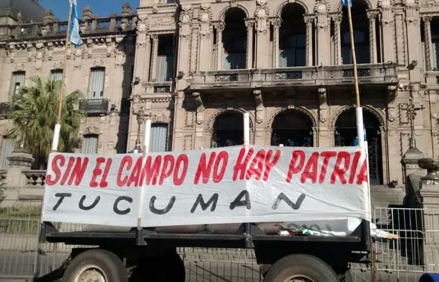La sorpresiva caravana copó en el centro tucumano.