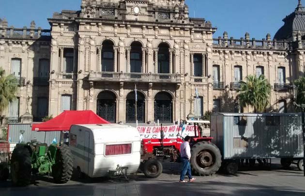 La sorpresiva caravana copó en el centro tucumano.