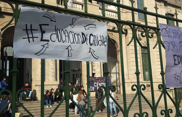 Los estudiantes del colegio Alejandro Carbó mantienen la toma del establecimiento.