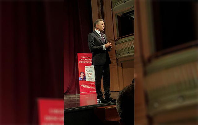 Pablo Rossi, en la presentación de su libro en el Teatro Real de Córdoba. 