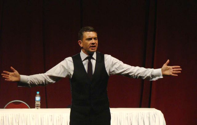Pablo Rossi, en la presentación de su libro en el Teatro Real de Córdoba. 