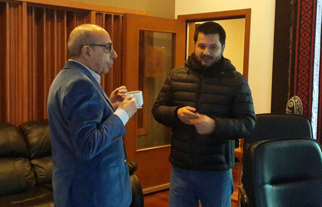 Cafecito con medialunas entre Mario y Jorge antes del programa.