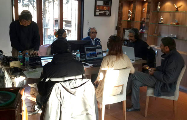 Todo el equipo en acción desde el estudio de la casa de Jorge Rojas.