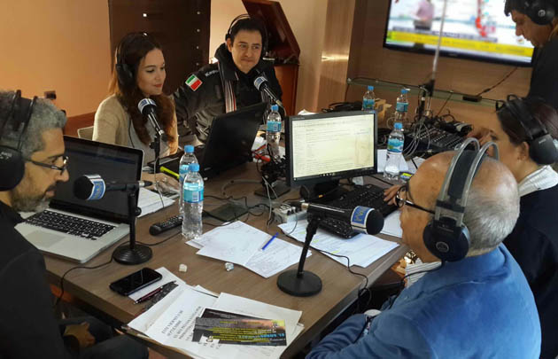 Todo el equipo en acción desde el estudio de la casa de Jorge Rojas.