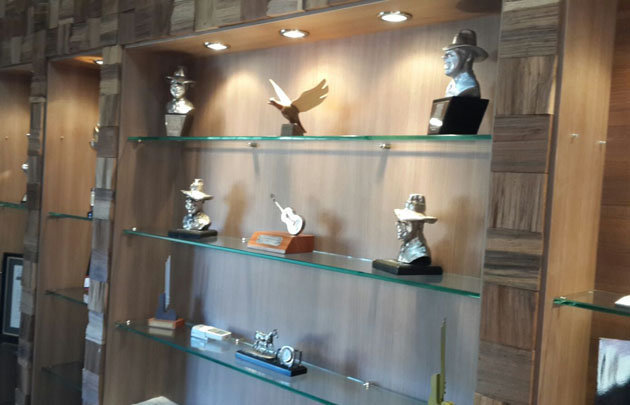 Las vitrinas del estudio exhiben los múltiples premios que recibió Rojas.