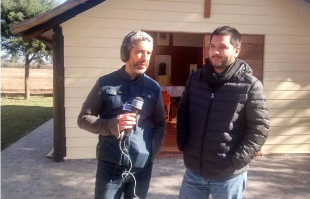 Jorge Rojas le cuenta al Turco Genesir la historia de la capilla.