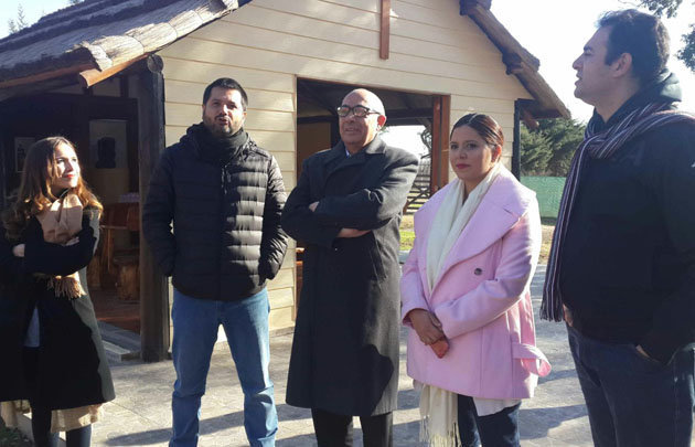Agustina, Jorge, Mario, Geo y Monti frente a la capilla.