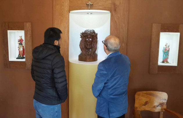 Mario y Jorge contemplando la imagen del Jesús Misericordioso tallado.