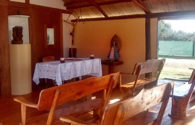 Los cuatro bancos están hechos con madera de la zona y el altar con palo santo. 