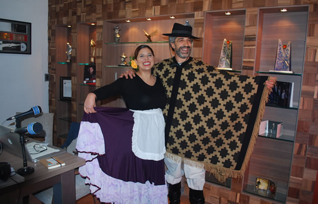 Geo y el Turco con atuendo de chacarera.