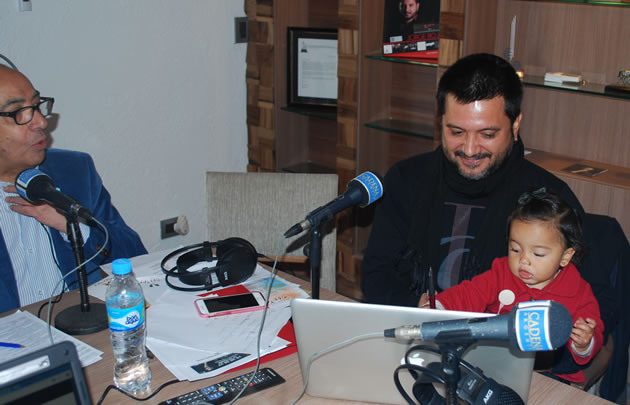 Mario con Jorge Rojas y su pequeña hija Lucía.