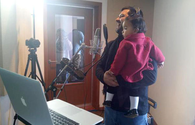 Jorge Rojas cantando con su pequeña hija Lucía en brazos.