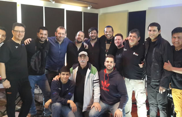 Jorge Rojas junto a todos sus músicos y técnicos.