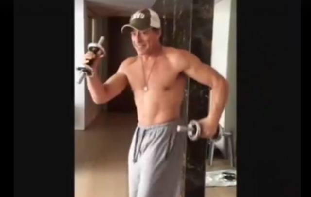 Con 54 años, Van Damme encendió las redes sociales con su clásico baile.