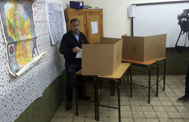 Luis Juez votando en las elecciones a Intendente