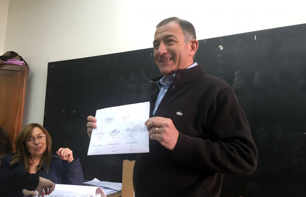 Luis Juez votando en las elecciones a Intendente