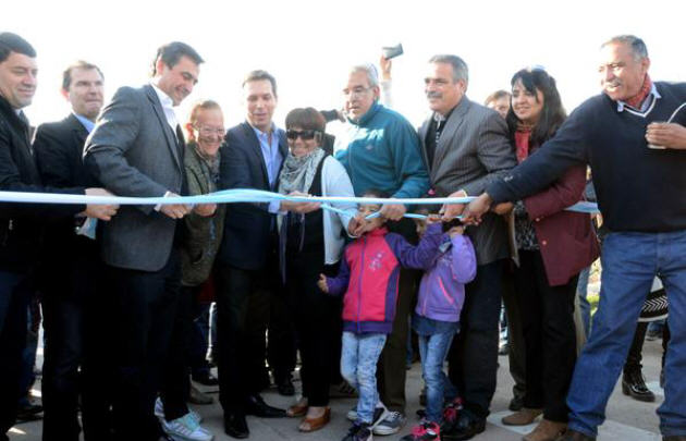 Mestre acompañado de Cossar y  vecinos al inaugurar la obra de asfalto.