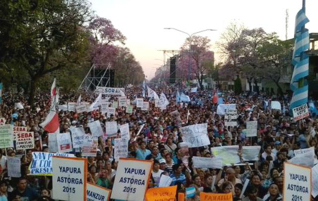 FOTO: Multitudinaria marcha del FpV para celebrar el triunfo en Tucumán. 