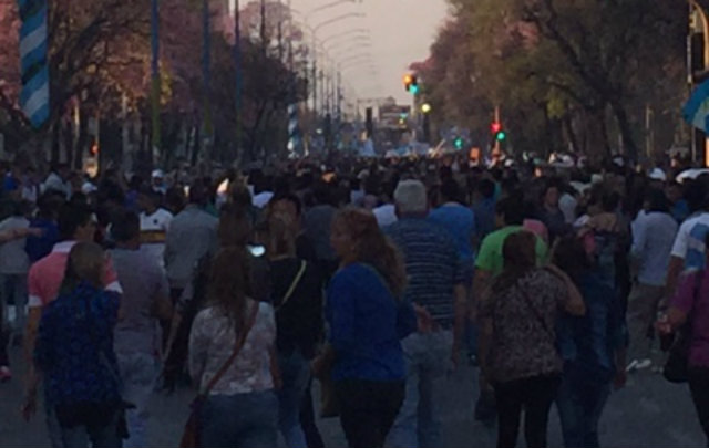 FOTO: Partidarios del FpV ya marchan en Tucumán (Foto: @dfernandez2010)