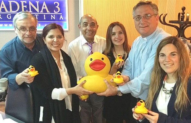 El equipo de Juntos con los patos de goma que participarán de la carrera.