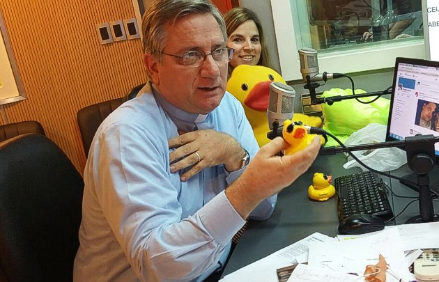 El padre Soteras explicó cómo será la carrera de patos en Córdoba.