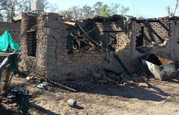 Los vecinos de Ugarteche incendiaron la casa del presunto ladrón, que murió.