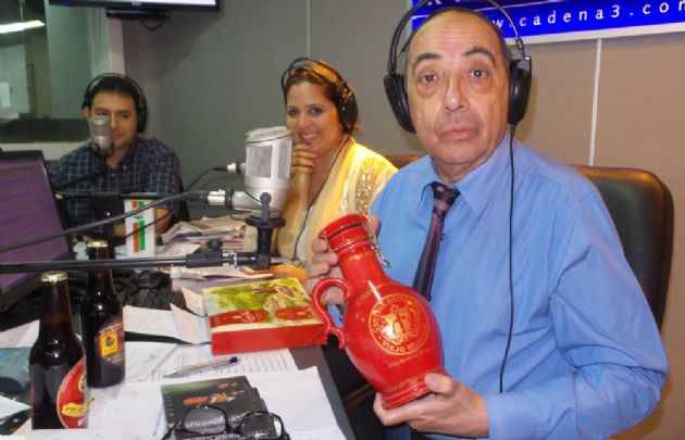 Mario Pereyra con la cerveza hecha por cuatro maestros cerveceros de la Villa.