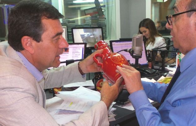 Mariano Cueto le entregó a Mario Pereyra la cerveza que se espichará en el Festival.