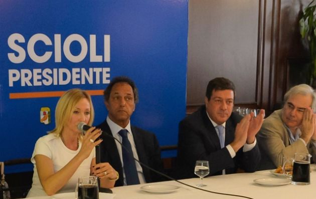 Mónica López junto a Daniel Scioli.