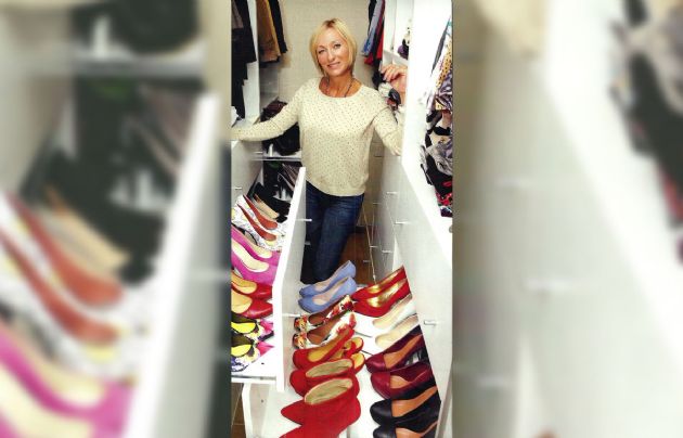 El vestidor tiene calles para ubicar los zapatos.