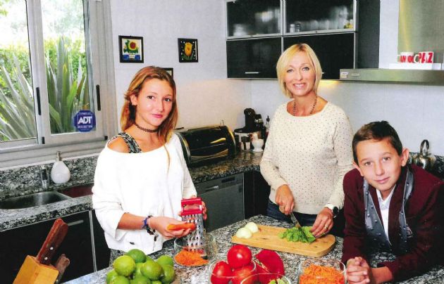 La lujosa cocina de la casa en el country Abril.