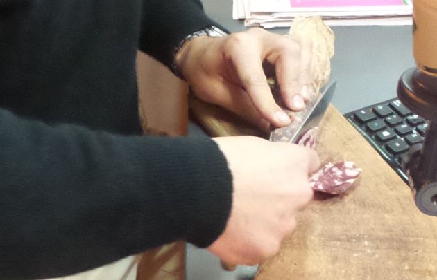 El equipo de Juntos degustó los salames de Colonia Caroya.