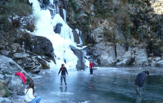 El agua se transformó en una pista de patinaje.