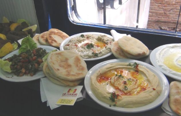 Al Malek presenta diversas opciones en comida árabe.