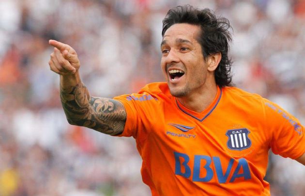 Lucas Beraldi festeja el gol de la victoria de la "T".