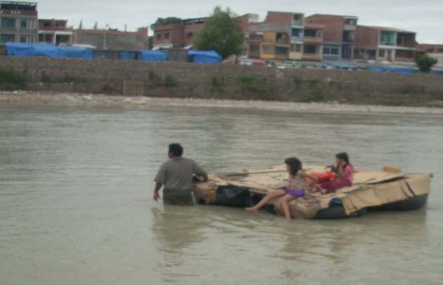 Es habitual el cruce de mercadería y personas el Puerto de Chalanas.