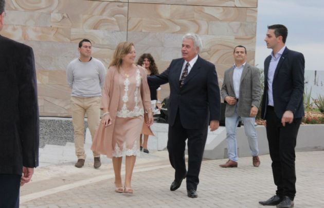 Zabala y De la Sota recorren el predio.