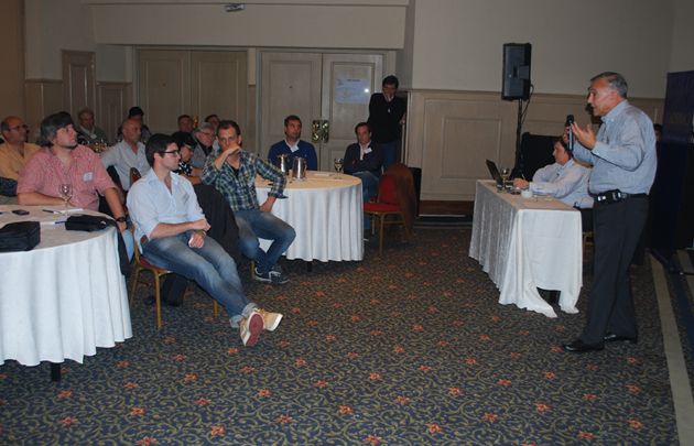 El Contador Carlos Molina disertando ante los corresponsales.