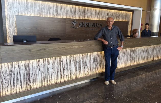 Héctor Galetto en el lobby del hotel.