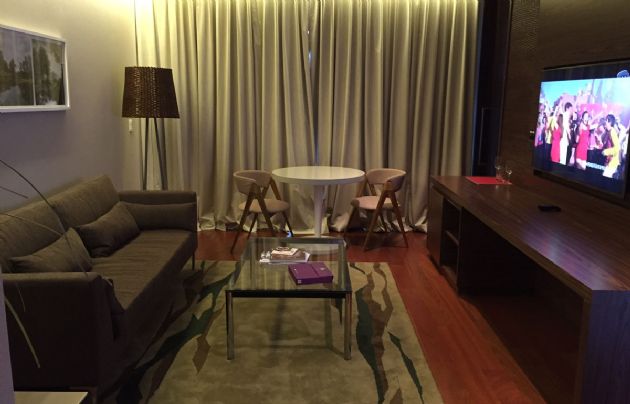 Un estar de categoría integra cada habitación.