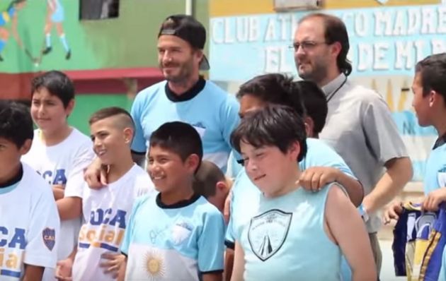 David Beckham jugó al fútbol en la villa 1-11-14.