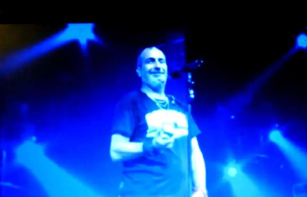 El Mono volvió a pedirle casamiento a su mujer.