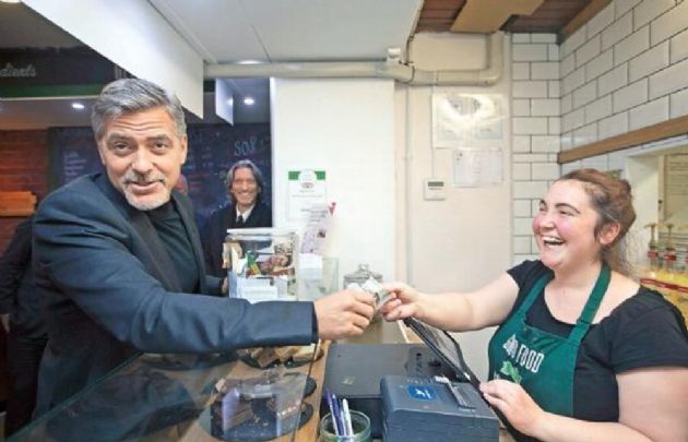 George Clooney deja propina de 1000 dólares.