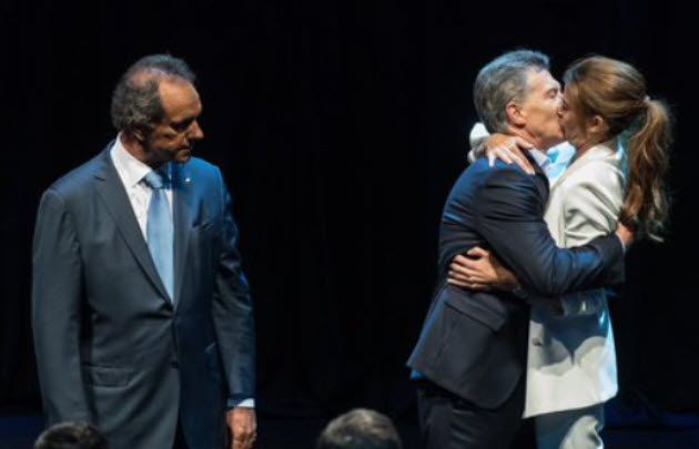 Awada sorprendió a Macri al terminar el debate ante la atenta mirada de Scioli.