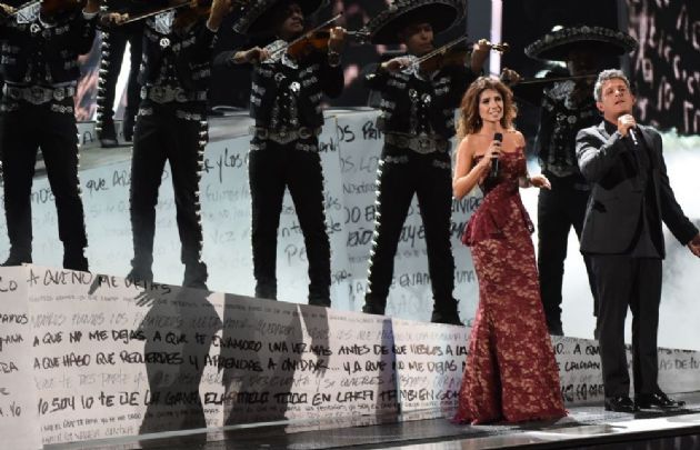 La cantante brasileña Paula Fernandes y Alejandro Sanz.