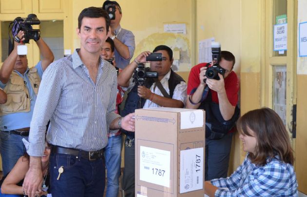 El gobernador salterño al votar en la escuela "Santa Eufrasia Pelletier".